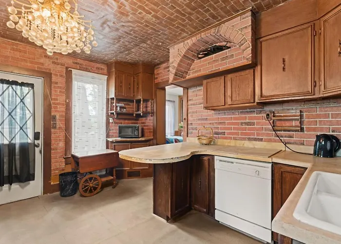 Historic Brick Near River And Downtown