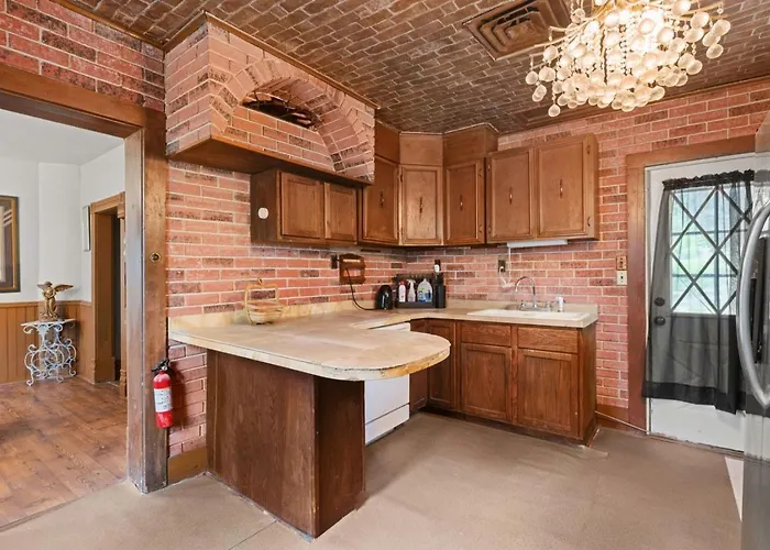 Historic Brick Near River And Downtown Savanna